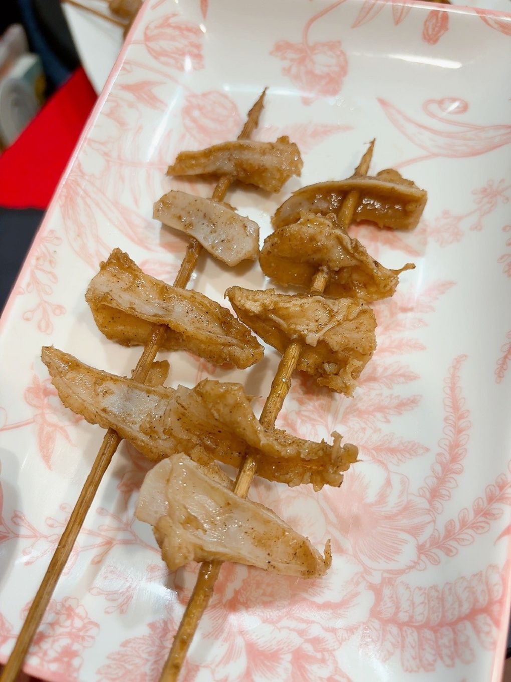 【桃園 八德串燒燒烤推薦】品串串燒 架上的串燒串得又整齊又漂亮，居酒屋的水準，卻是超親民的價格，獨門醬汁及辣粉讓你一試成主顧！ @貝大小姐的多元心宇宙