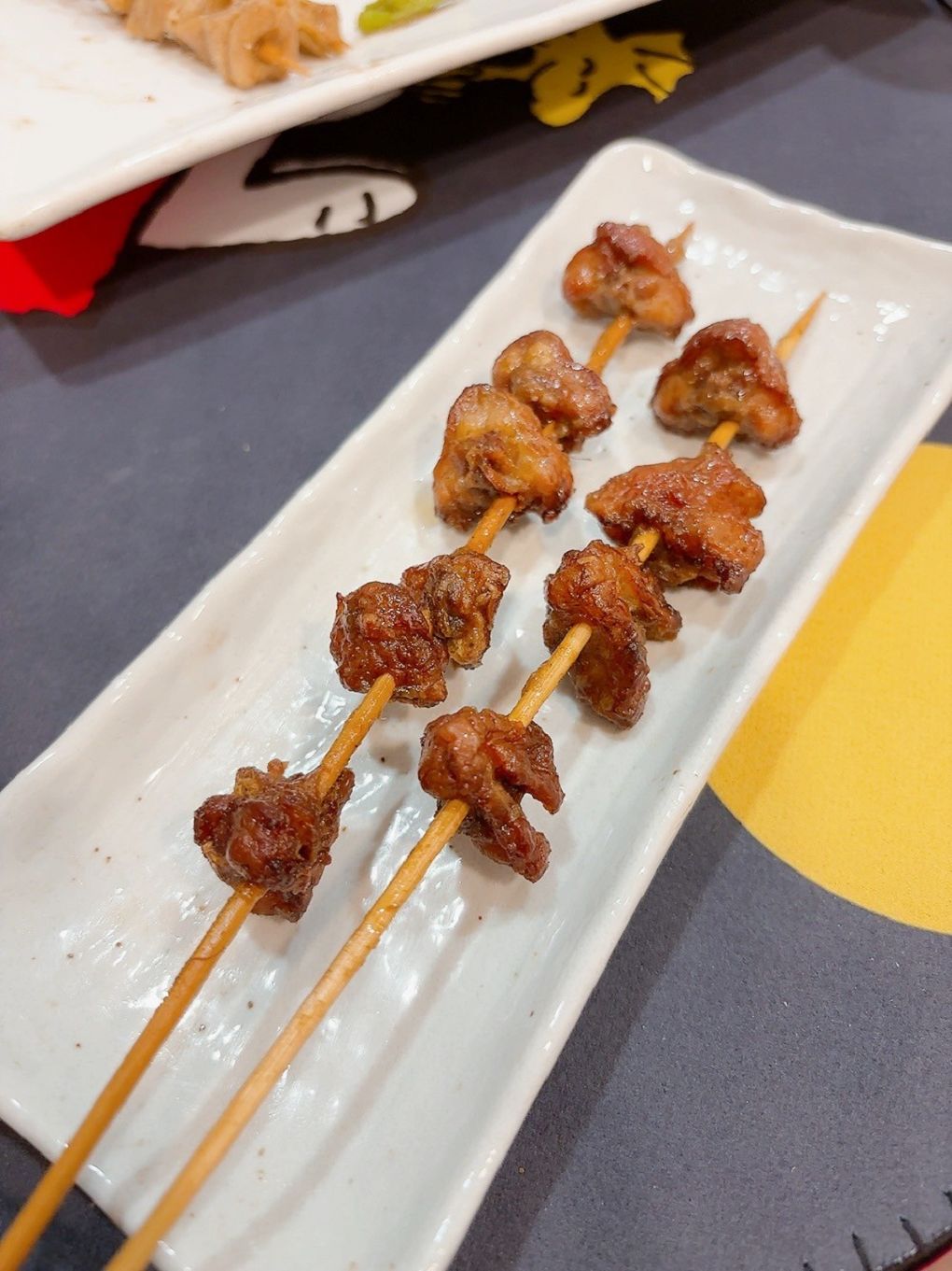 【桃園 八德串燒燒烤推薦】品串串燒 架上的串燒串得又整齊又漂亮，居酒屋的水準，卻是超親民的價格，獨門醬汁及辣粉讓你一試成主顧！ @貝大小姐的多元心宇宙