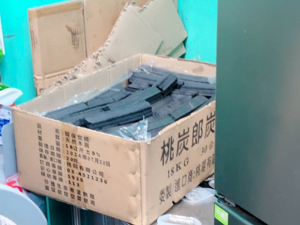 【桃園 八德串燒燒烤推薦】品串串燒 架上的串燒串得又整齊又漂亮，居酒屋的水準，卻是超親民的價格，獨門醬汁及辣粉讓你一試成主顧！ @貝大小姐的多元心宇宙