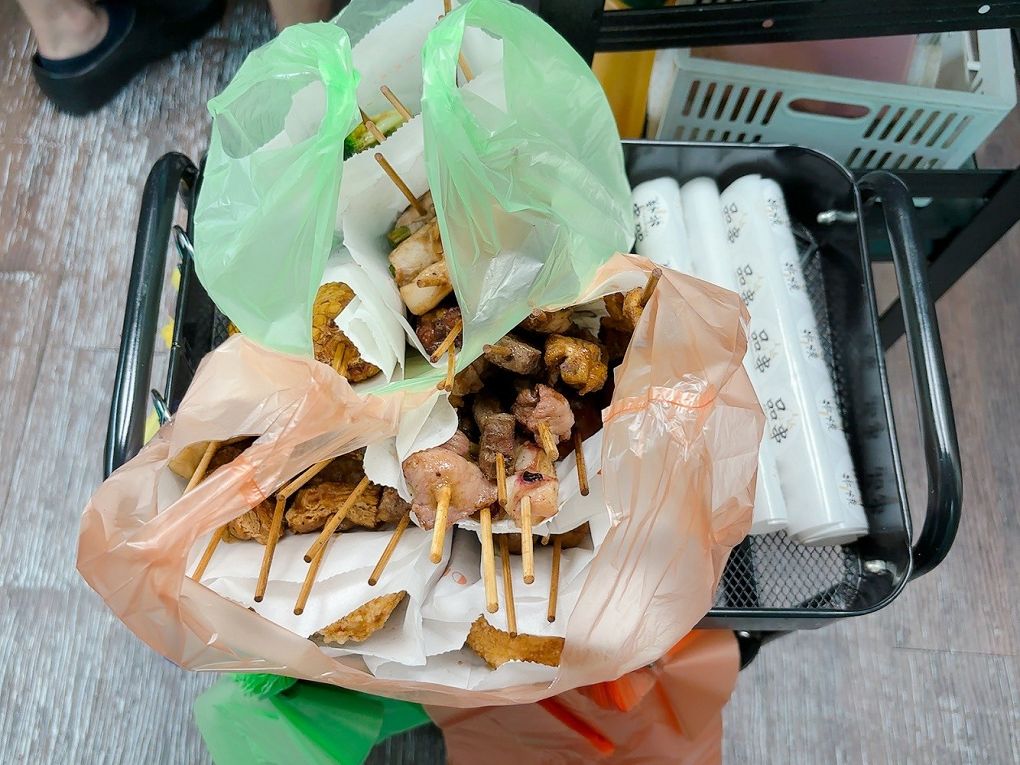 【桃園 八德串燒燒烤推薦】品串串燒 架上的串燒串得又整齊又漂亮，居酒屋的水準，卻是超親民的價格，獨門醬汁及辣粉讓你一試成主顧！ @貝大小姐的多元心宇宙