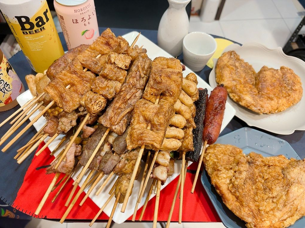 【桃園 八德串燒燒烤推薦】品串串燒 架上的串燒串得又整齊又漂亮，居酒屋的水準，卻是超親民的價格，獨門醬汁及辣粉讓你一試成主顧！ @貝大小姐的多元心宇宙