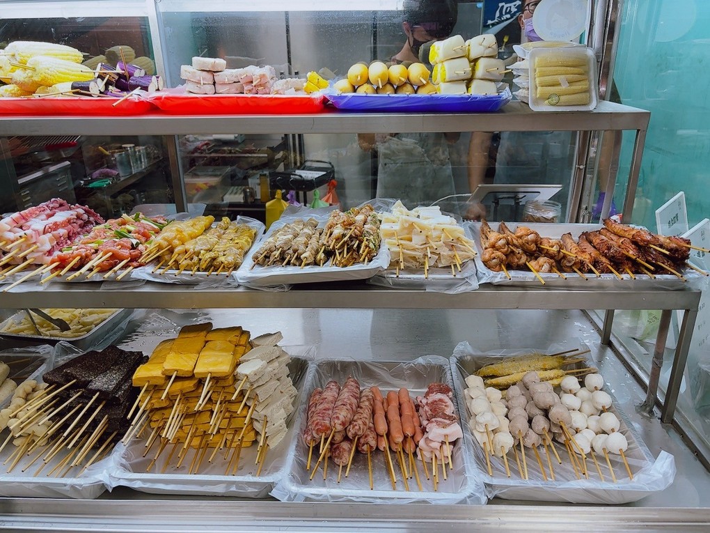 【桃園 八德串燒燒烤推薦】品串串燒 架上的串燒串得又整齊又漂亮，居酒屋的水準，卻是超親民的價格，獨門醬汁及辣粉讓你一試成主顧！ @貝大小姐的多元心宇宙