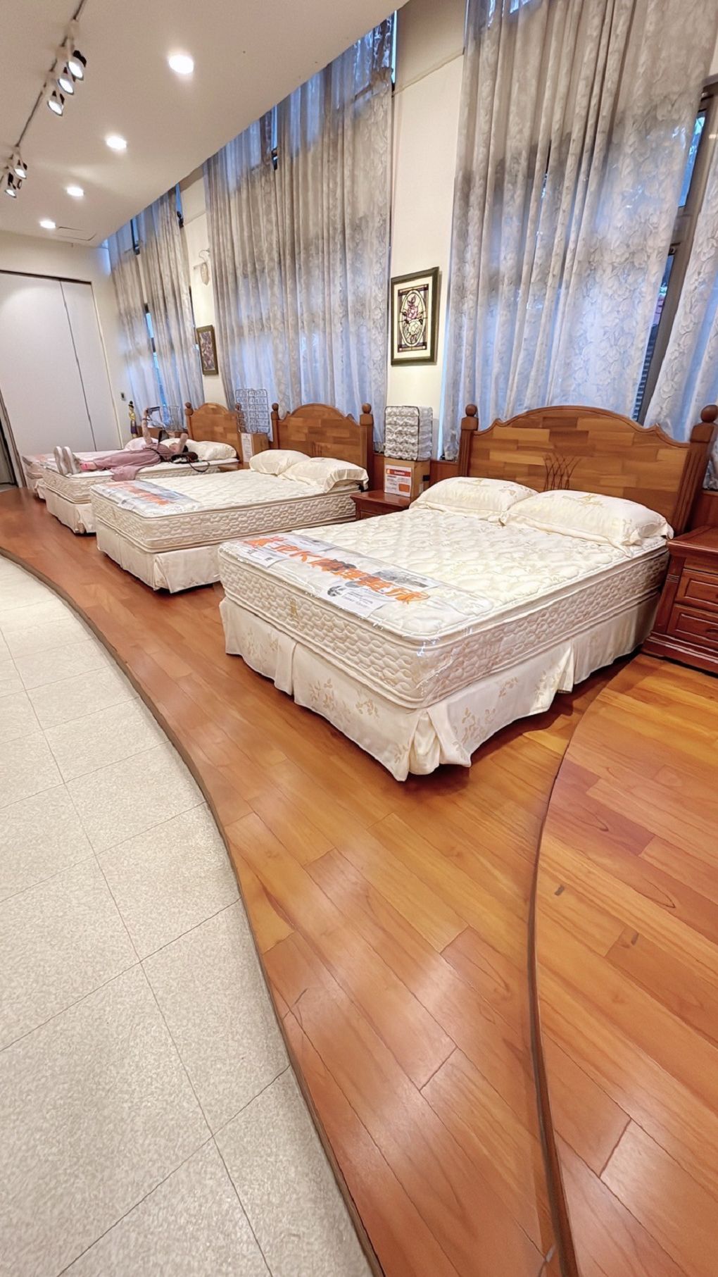【桃園市政府經濟發展局 觀光工廠職感升級計劃】老K舒眠文化館 老K職人館，幾位老K彈簧床的資深職人的介紹，深深感受到企業對員工的珍惜與感念！ @貝大小姐的多元心宇宙