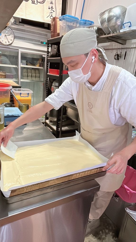 【三峽老街伴手禮】初蛋糕 豆漿蛋糕第一品牌 三峽老街店 每一份豆漿蛋糕都能讓你與家人一起享受它所帶來的健康、幸福與美好！ @貝大小姐的多元心宇宙