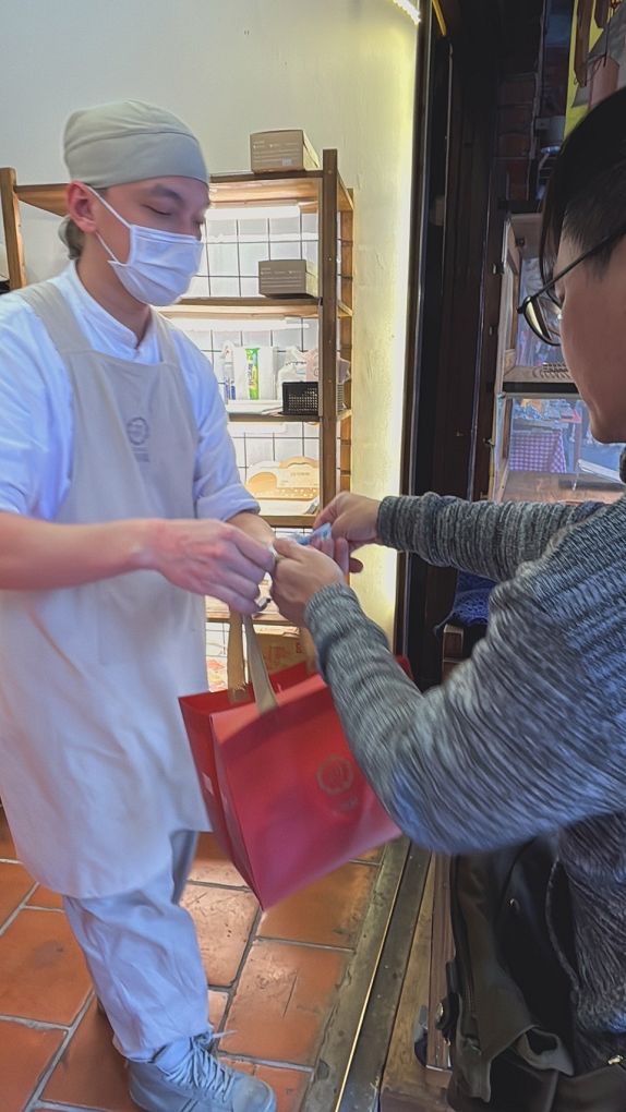 【三峽老街伴手禮】初蛋糕 豆漿蛋糕第一品牌 三峽老街店 每一份豆漿蛋糕都能讓你與家人一起享受它所帶來的健康、幸福與美好！ @貝大小姐的多元心宇宙