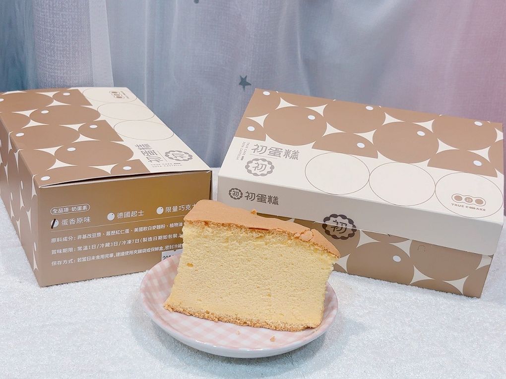 【三峽老街伴手禮】初蛋糕 豆漿蛋糕第一品牌 三峽老街店 每一份豆漿蛋糕都能讓你與家人一起享受它所帶來的健康、幸福與美好！ @貝大小姐的多元心宇宙