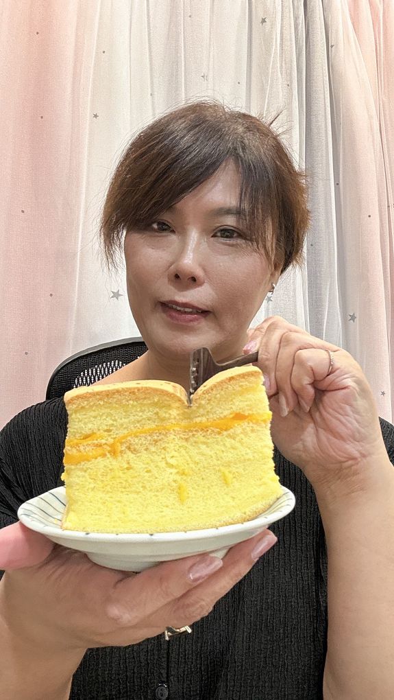 【三峽老街伴手禮】初蛋糕 豆漿蛋糕第一品牌 三峽老街店 每一份豆漿蛋糕都能讓你與家人一起享受它所帶來的健康、幸福與美好！ @貝大小姐的多元心宇宙