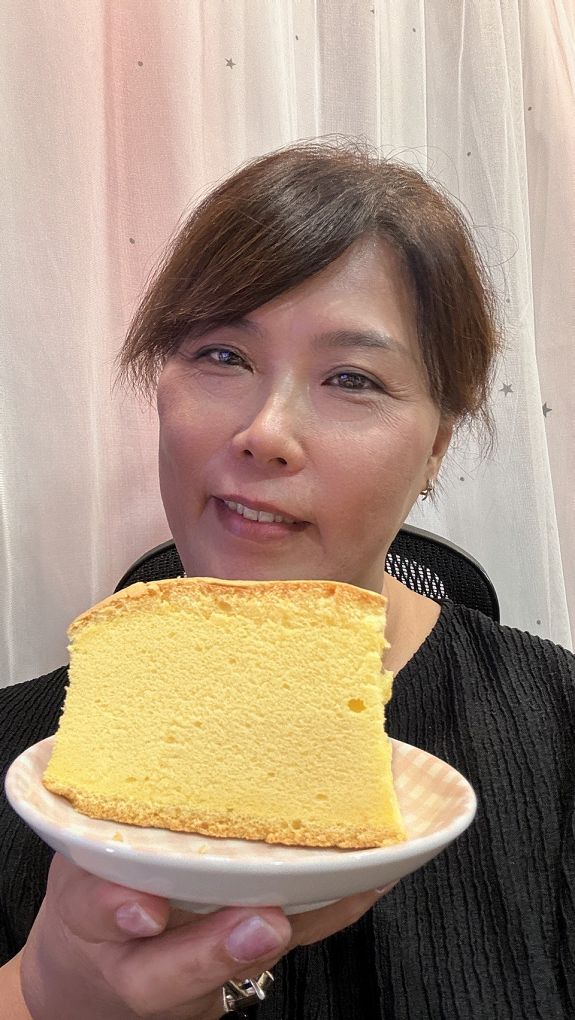 【三峽老街伴手禮】初蛋糕 豆漿蛋糕第一品牌 三峽老街店 每一份豆漿蛋糕都能讓你與家人一起享受它所帶來的健康、幸福與美好！ @貝大小姐的多元心宇宙