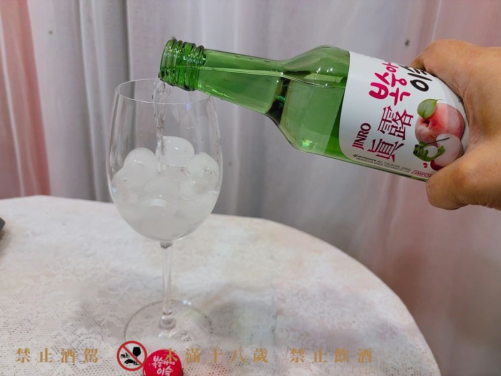 【韓國燒酒推薦】韓國JINRO真露水蜜桃燒酒  清甜水蜜桃香氣，讓人少女心瞬間大爆發🍑 @貝大小姐的多元心宇宙
