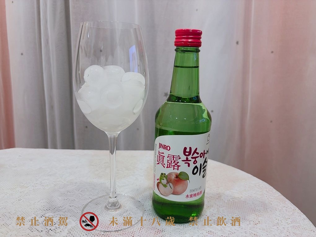 【韓國燒酒推薦】韓國JINRO真露水蜜桃燒酒  清甜水蜜桃香氣，讓人少女心瞬間大爆發🍑 @貝大小姐的多元心宇宙