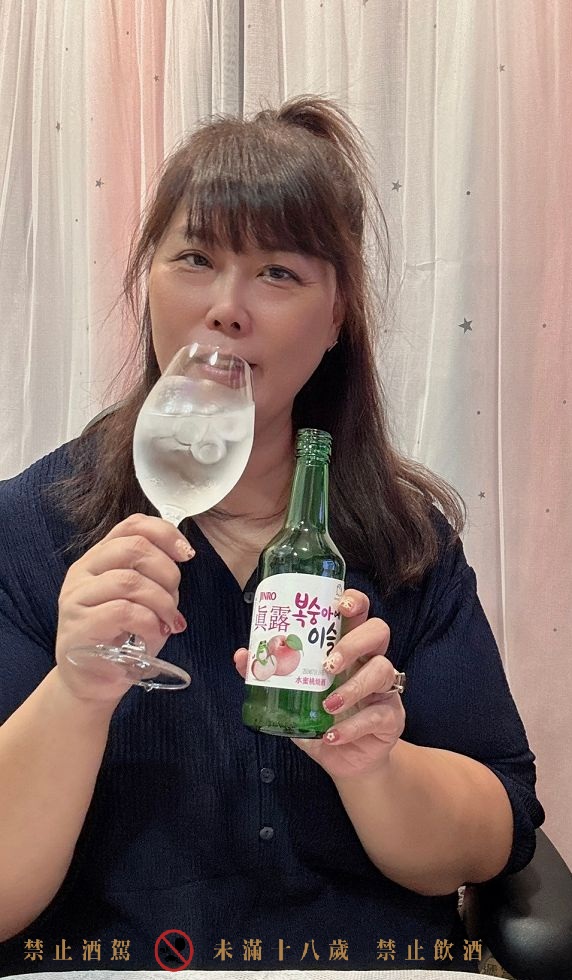 【韓國燒酒推薦】韓國JINRO真露水蜜桃燒酒  清甜水蜜桃香氣，讓人少女心瞬間大爆發🍑 @貝大小姐的多元心宇宙