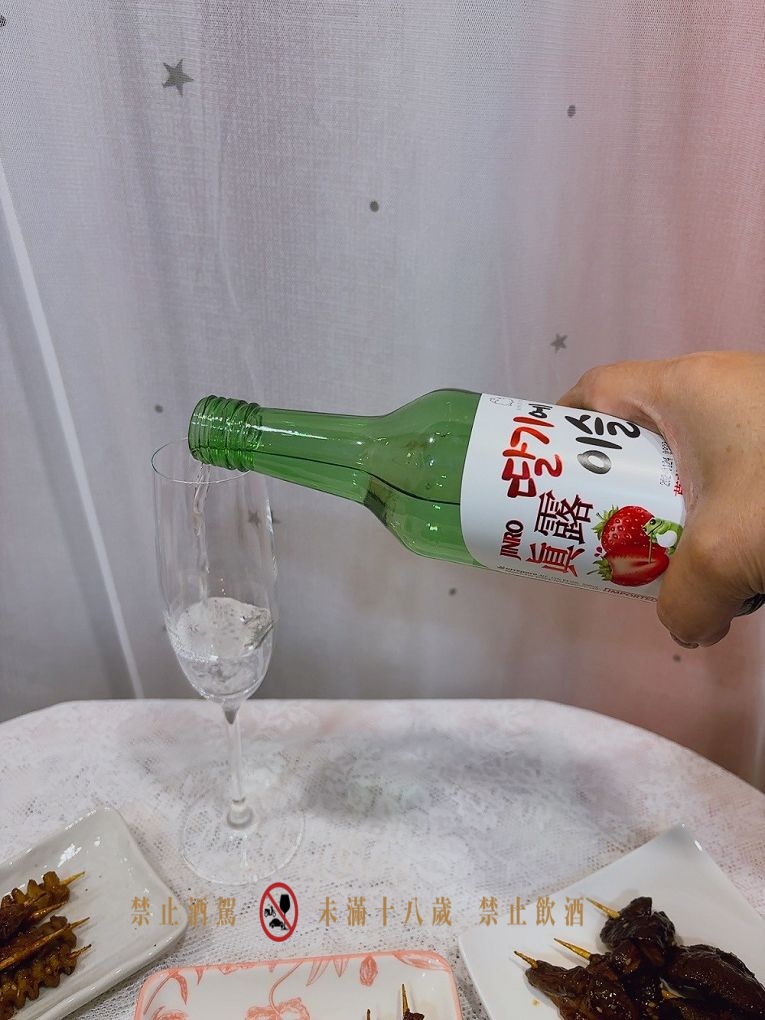 【韓國燒酒推薦】韓國JINRO真露草莓燒酒 甜蜜微醺的浪漫時光 🍓 @貝大小姐的多元心宇宙