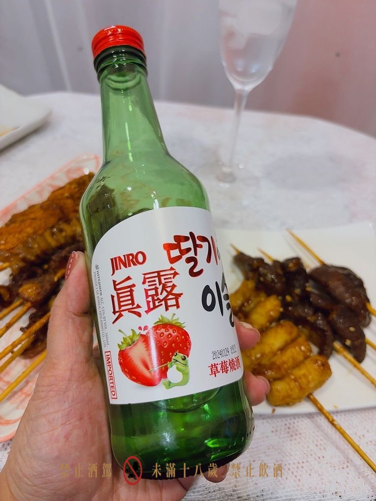 【韓國燒酒推薦】韓國JINRO真露草莓燒酒 甜蜜微醺的浪漫時光 🍓 @貝大小姐的多元心宇宙