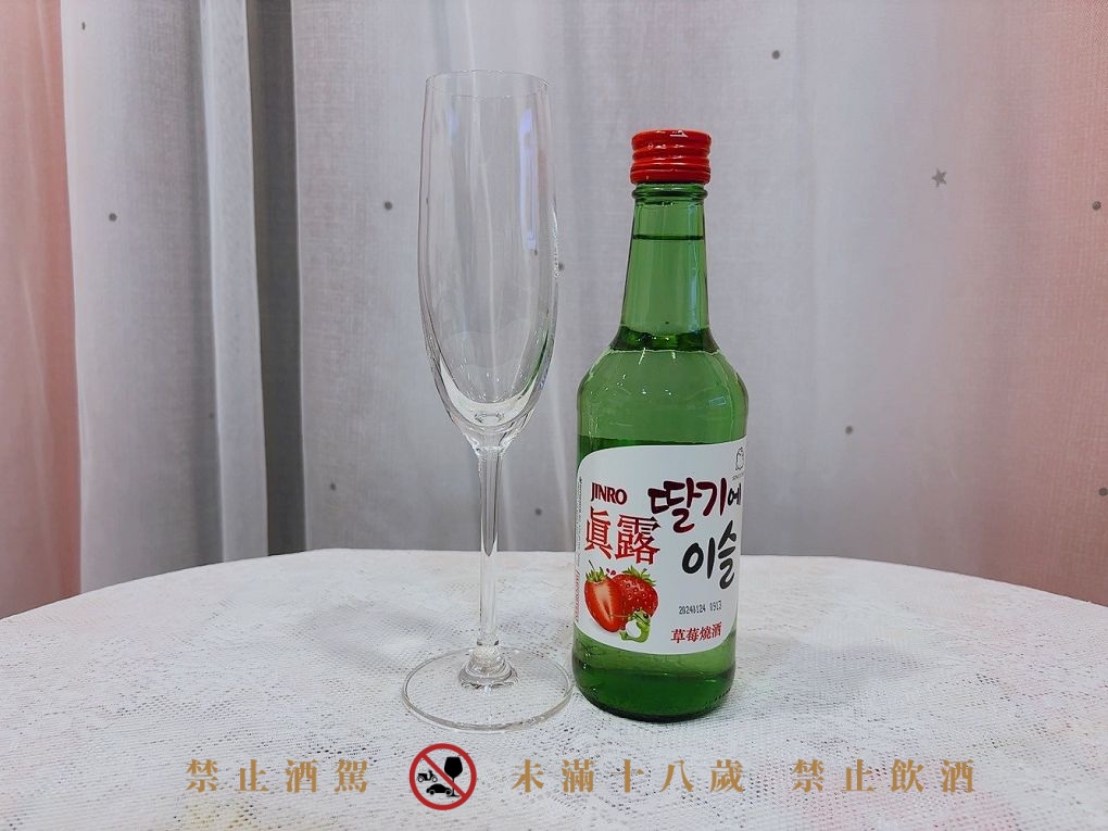 【韓國燒酒推薦】韓國JINRO真露草莓燒酒 甜蜜微醺的浪漫時光 🍓 @貝大小姐的多元心宇宙