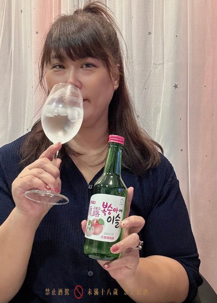【韓國燒酒推薦】韓國JINRO真露水蜜桃燒酒  清甜水蜜桃香氣，讓人少女心瞬間大爆發🍑 @貝大小姐的多元心宇宙