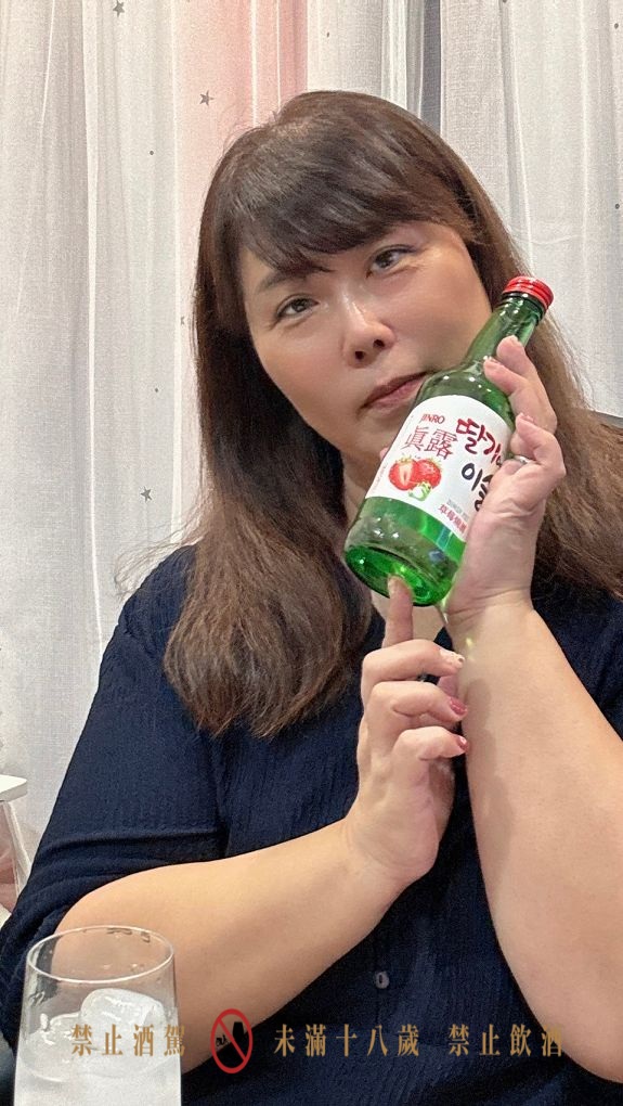 【韓國燒酒推薦】韓國JINRO真露草莓燒酒 甜蜜微醺的浪漫時光 🍓 @貝大小姐的多元心宇宙