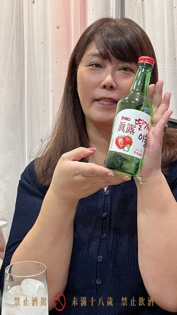 【韓國燒酒推薦】韓國JINRO真露草莓燒酒 甜蜜微醺的浪漫時光 🍓 @貝大小姐的多元心宇宙