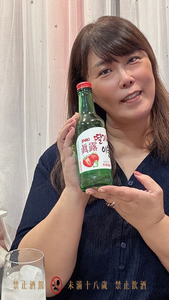 【韓國燒酒推薦】韓國JINRO真露草莓燒酒 甜蜜微醺的浪漫時光 🍓 @貝大小姐的多元心宇宙