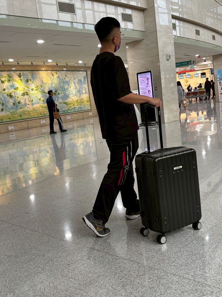 【2025網購旅行箱推薦】百夫長24吋黑色旅行箱  拖著百夫長旅行箱，探索世界的每一個角落！開心的旅行，從選對有品味的行李箱開始！ @貝大小姐的多元心宇宙