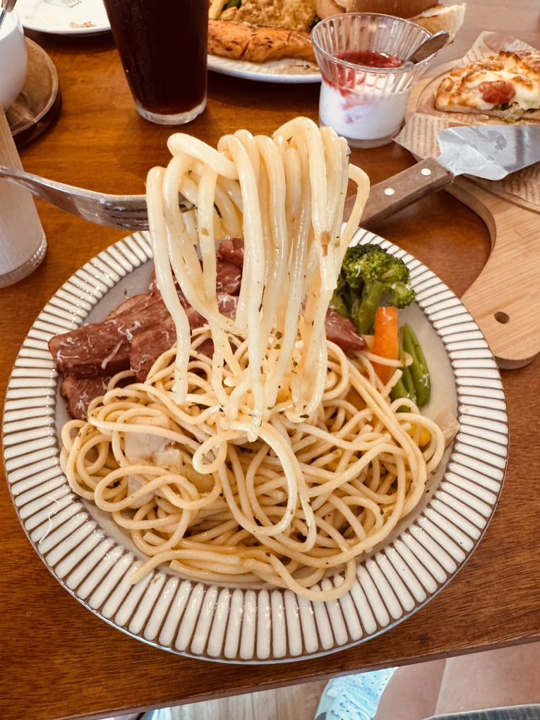 【嘉義景點餐廳推薦】綠盈牧場 × 養牛人家  餵小牛＋吃美食，嘉義親子景點一站滿足！ @貝大小姐的多元心宇宙