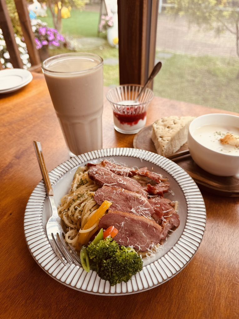 【嘉義景點餐廳推薦】綠盈牧場 × 養牛人家  餵小牛＋吃美食，嘉義親子景點一站滿足！ @貝大小姐的多元心宇宙