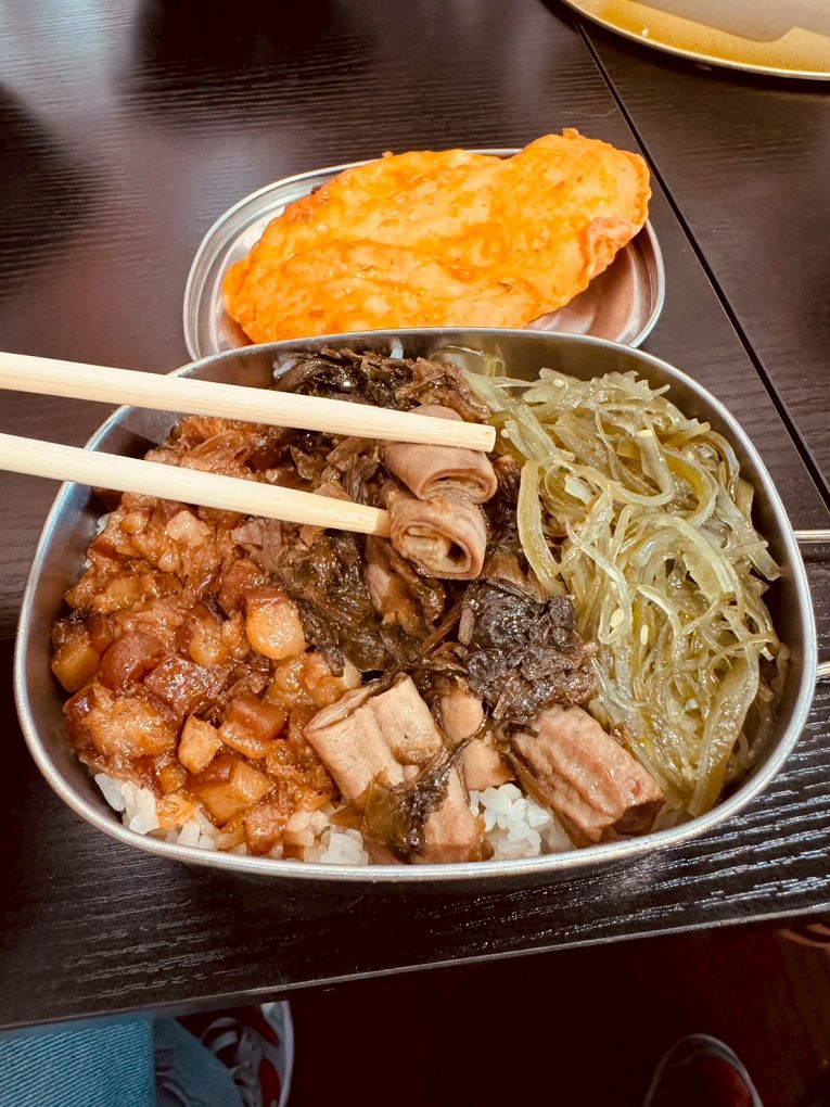 【桃園 龜山平價美食推薦】上座 古傳滷肉飯專賣店  情人節美味推薦：古早摩天輪套餐帶你穿越時光的戀愛滋味！ @貝大小姐的多元心宇宙