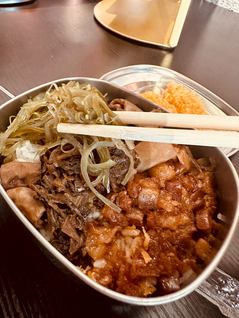 【桃園 龜山平價美食推薦】上座 古傳滷肉飯專賣店  情人節美味推薦：古早摩天輪套餐帶你穿越時光的戀愛滋味！ @貝大小姐的多元心宇宙