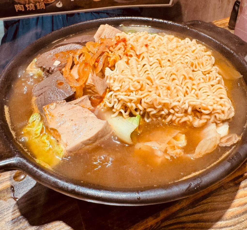【捷運蘆洲站 火鍋推薦】初鼎陶燒小鍋 超強個人小火鍋店！陶鍋湯頭太驚艷 @貝大小姐的多元心宇宙