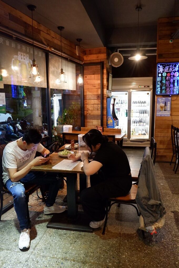 【忠孝復興站餐酒館推薦】調味品串酒坊 微醺限定!忠孝復興站最Chill餐酒館,火山排骨配特調生啤太銷魂! @貝大小姐的多元心宇宙 【忠孝復興站餐酒館推薦】調味品串酒坊 微醺限定!忠孝復興站最Chill餐酒館,火山排骨配特調生啤太銷魂! @貝大小姐的多元心宇宙