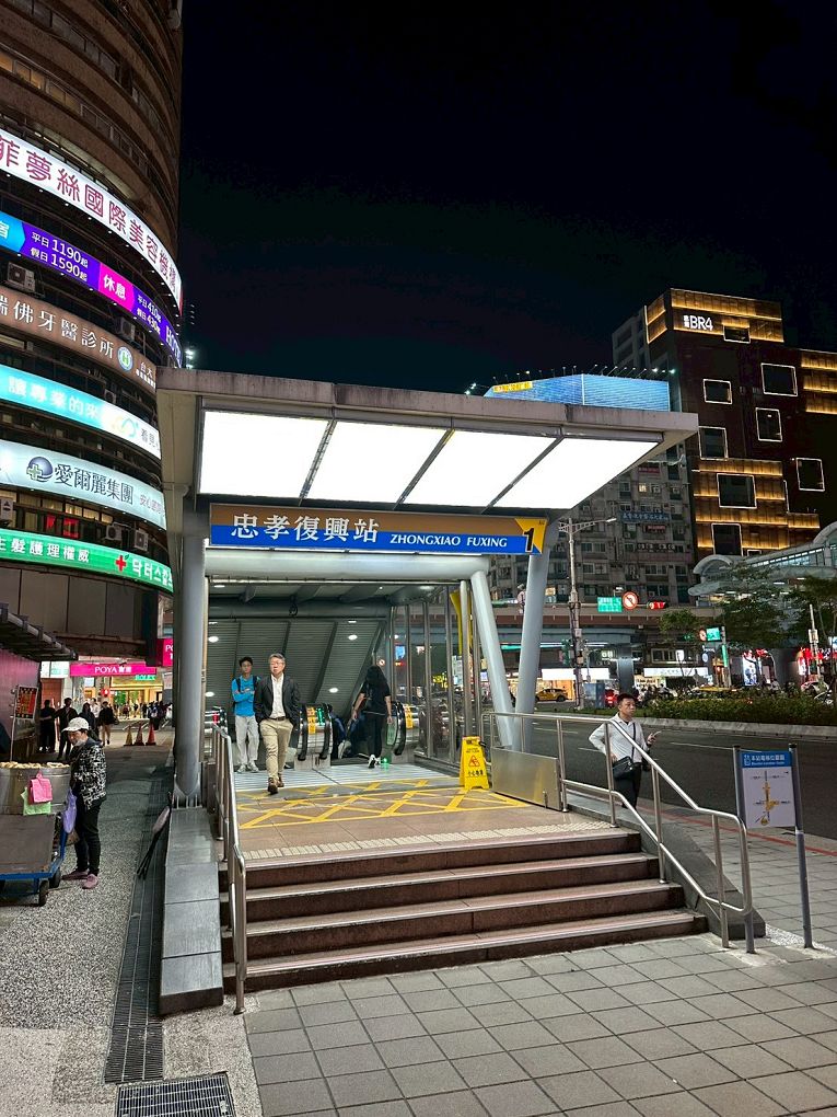 【忠孝復興站餐酒館推薦】調味品串酒坊 微醺限定!忠孝復興站最Chill餐酒館,火山排骨配特調生啤太銷魂! @貝大小姐的多元心宇宙 【忠孝復興站餐酒館推薦】調味品串酒坊 微醺限定!忠孝復興站最Chill餐酒館,火山排骨配特調生啤太銷魂! @貝大小姐的多元心宇宙