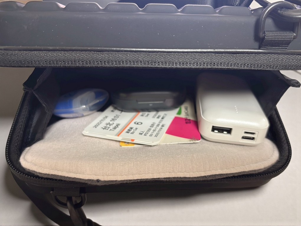 【網購 旅行配件推薦 】Travel Blue 藍旅-旅途有型禮盒(經典款)開箱,讓高鐵台鐵變成頭等艙的祕密武器,讓出差路上比度假還舒服! @貝大小姐的多元心宇宙 【網購 旅行配件推薦 】Travel Blue 藍旅-旅途有型禮盒(經典款)開箱,讓高鐵台鐵變成頭等艙的祕密武器,讓出差路上比度假還舒服! @貝大小姐的多元心宇宙