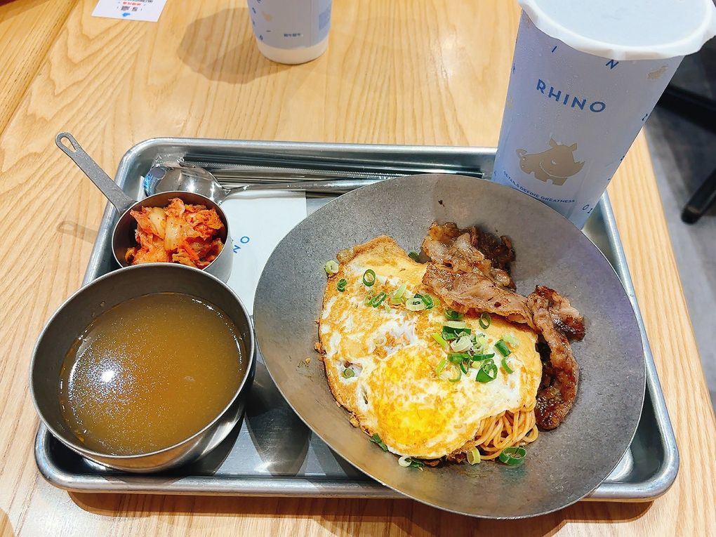 【台北車站 南陽街美食推薦】犀牛RHINO茶食文化  南陽街早午餐必吃清單：銷魂沙茶拌麵與鳳梨酥奶蓋的完美邂逅！ @貝大小姐的多元心宇宙