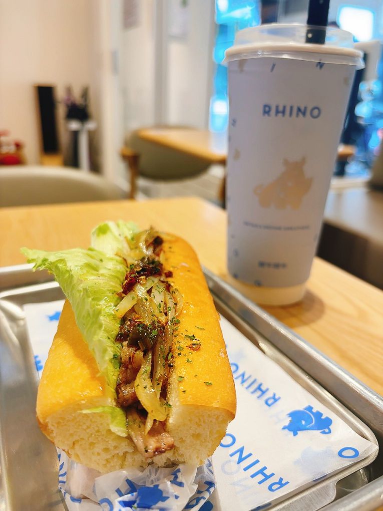 【台北車站 南陽街美食推薦】犀牛RHINO茶食文化 南陽街早午餐必吃清單:銷魂沙茶拌麵與鳳梨酥奶蓋的完美邂逅! @貝大小姐的多元心宇宙 【台北車站 南陽街美食推薦】犀牛RHINO茶食文化 南陽街早午餐必吃清單:銷魂沙茶拌麵與鳳梨酥奶蓋的完美邂逅! @貝大小姐的多元心宇宙