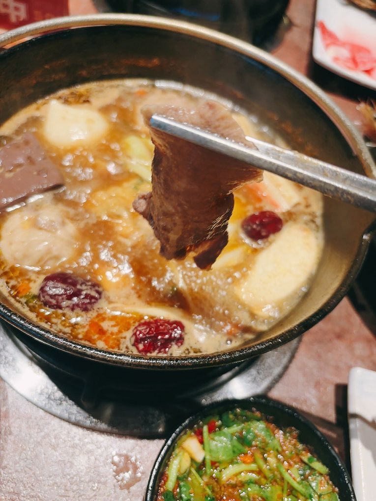 【宜蘭火鍋餐廳推薦】鼎楓寶島火鍋 旗艦店 從環境到湯頭都很可以，Google 評價 4.7 星不是假的！ @貝大小姐的多元心宇宙