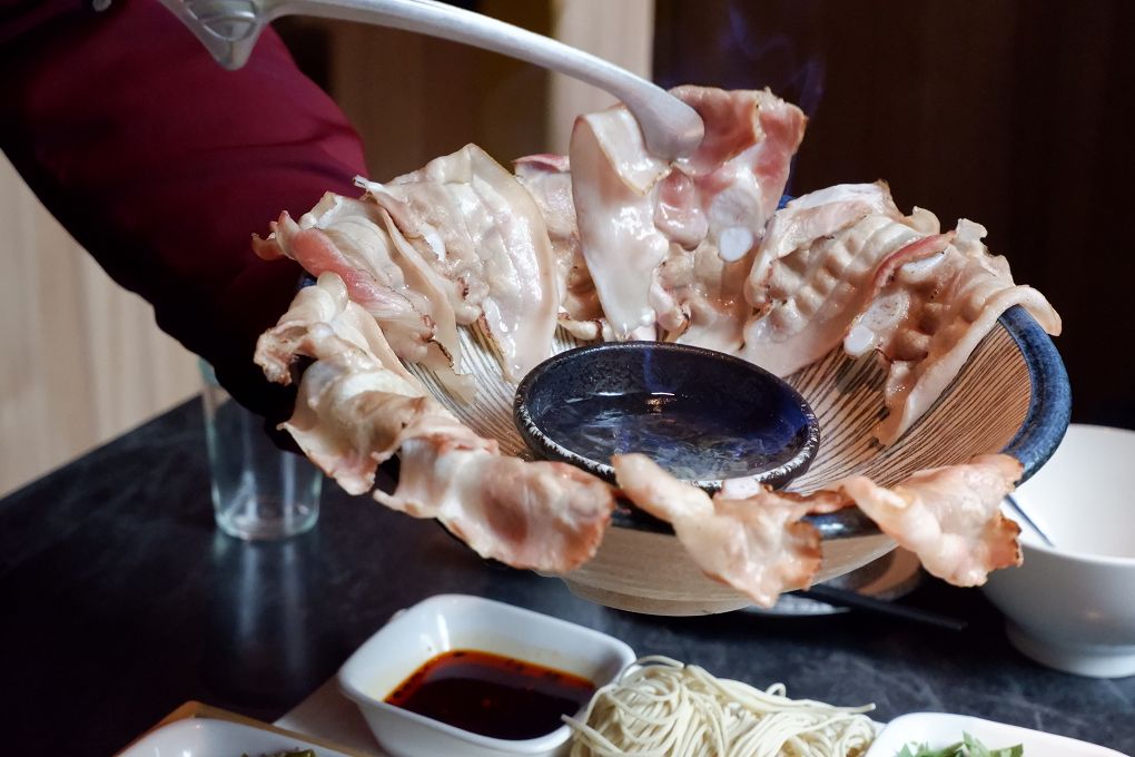 【桃園青埔 鴛鴦火鍋推薦】怎麻辣頂級鴛鴦麻辣火鍋 四宮格火鍋超滿足，火鍋控必訪！ @貝大小姐的多元心宇宙