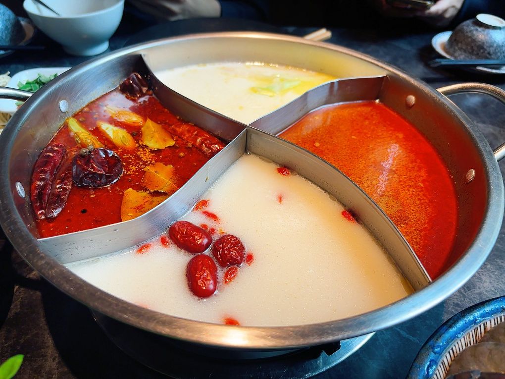 【桃園青埔 鴛鴦火鍋推薦】怎麻辣頂級鴛鴦麻辣火鍋 四宮格火鍋超滿足，火鍋控必訪！ @貝大小姐的多元心宇宙