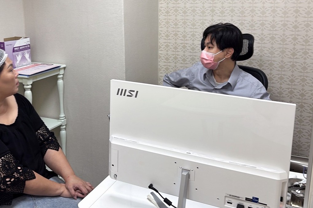 【醫美 玻尿酸淚溝眼袋療程推薦】彥靚診所 黃政達醫師  眼下微調小心機，讓我拍照更有自信！ @貝大小姐的多元心宇宙