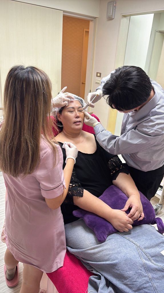 【醫美 玻尿酸淚溝眼袋療程推薦】彥靚診所 黃政達醫師  眼下微調小心機，讓我拍照更有自信！ @貝大小姐的多元心宇宙