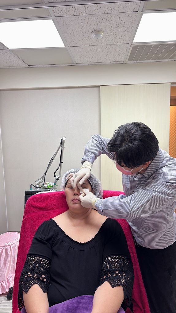 【醫美 玻尿酸淚溝眼袋療程推薦】彥靚診所 黃政達醫師  眼下微調小心機，讓我拍照更有自信！ @貝大小姐的多元心宇宙