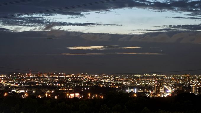 【台中龍井景觀餐廳推薦】那兩蚵烤鮮蚵 夏夜晚風搭著百萬夜景、配海鮮熱炒及歌聲超享受！ @貝大小姐的多元心宇宙