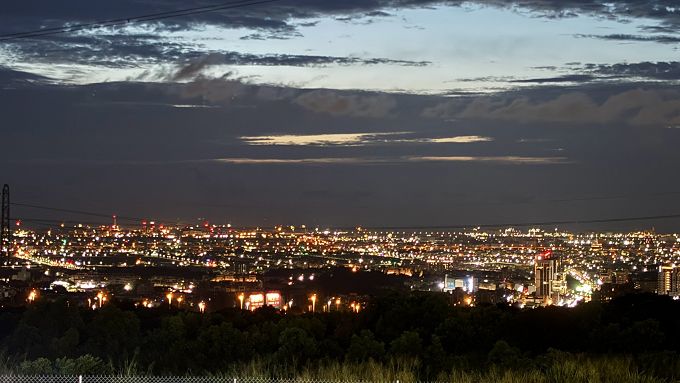 【台中龍井景觀餐廳推薦】那兩蚵烤鮮蚵 夏夜晚風搭著百萬夜景、配海鮮熱炒及歌聲超享受！ @貝大小姐的多元心宇宙