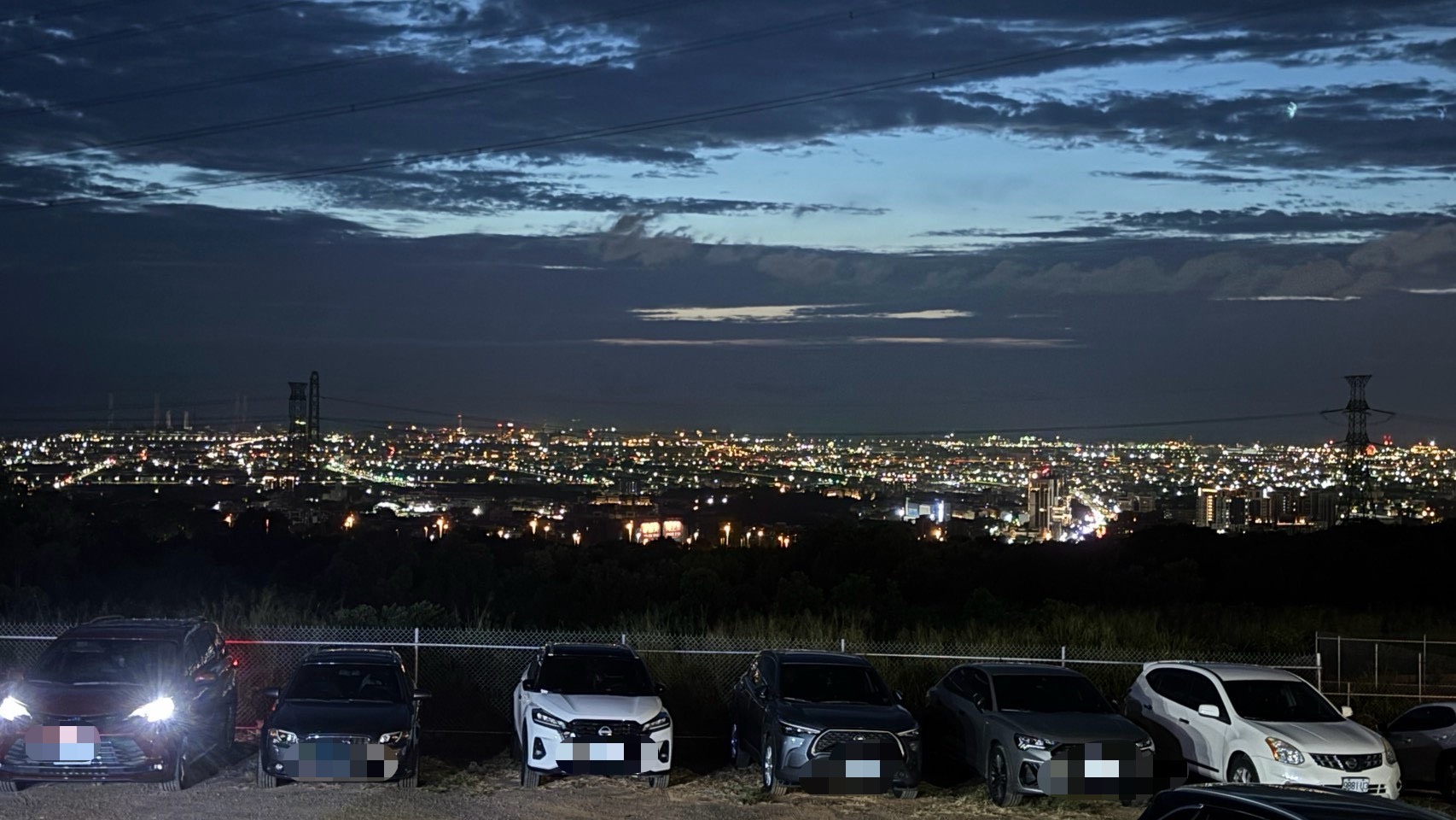 【台中龍井景觀餐廳推薦】那兩蚵烤鮮蚵 夏夜晚風搭著百萬夜景、配海鮮熱炒及歌聲超享受！ @貝大小姐的多元心宇宙