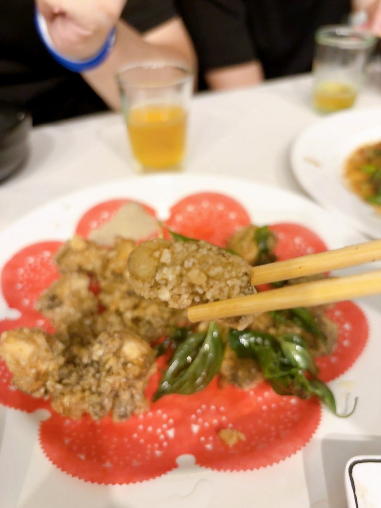 【台中龍井景觀餐廳推薦】那兩蚵烤鮮蚵 夏夜晚風搭著百萬夜景、配海鮮熱炒及歌聲超享受！ @貝大小姐的多元心宇宙