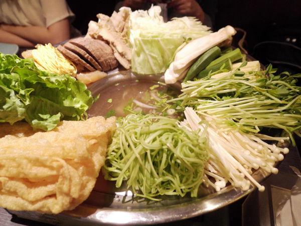 【台中 南屯區】 很越南宮廷料理 &#8211; 你一定沒吃過的帽子鍋！（歇業中） @貝大小姐的多元心宇宙