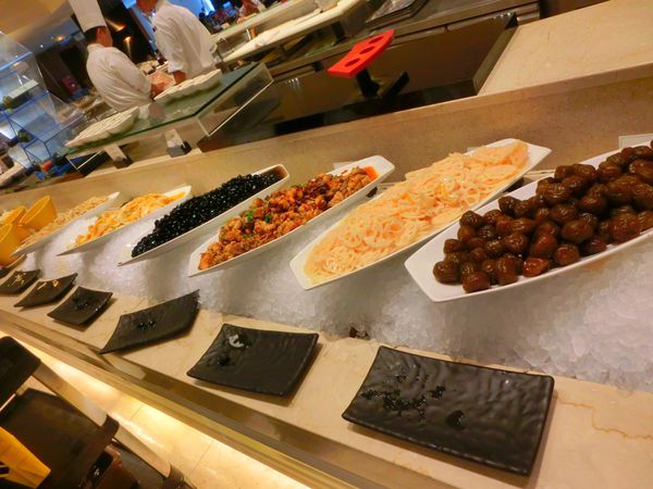 【高雄 中央公園站】 漢來大飯店 海港自助餐廳 @貝大小姐的多元心宇宙