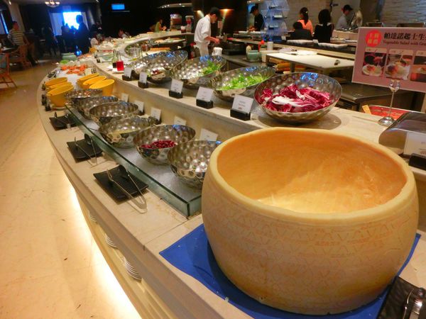 【高雄 中央公園站】 漢來大飯店 海港自助餐廳 @貝大小姐的多元心宇宙