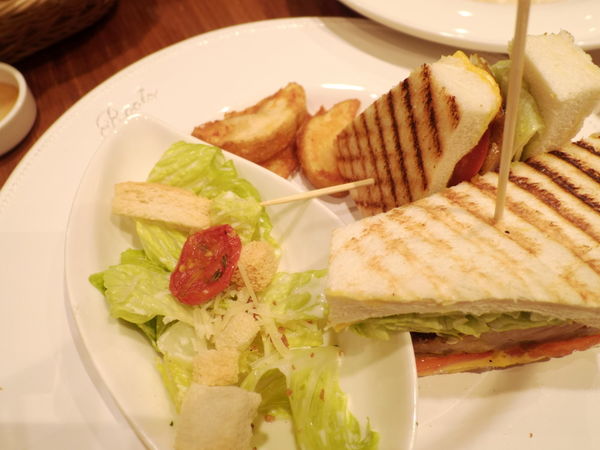 【桃園 高鐵桃園站】Roots Café 華泰名品城 @貝大小姐的多元心宇宙