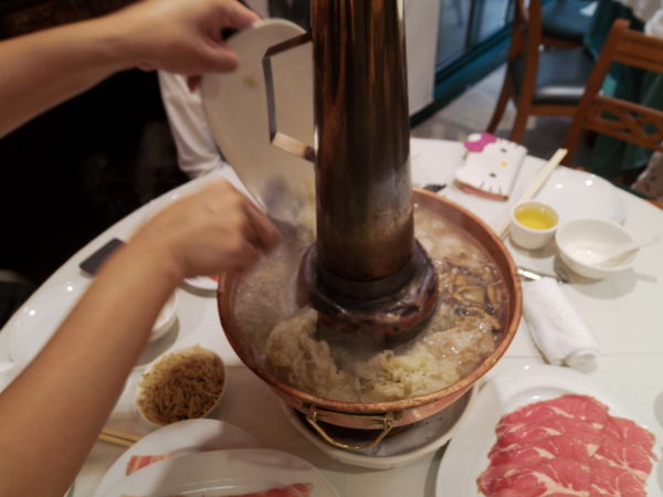 【台北 忠孝敦化站美食】圍爐酸菜白肉火鍋 @貝大小姐的多元心宇宙