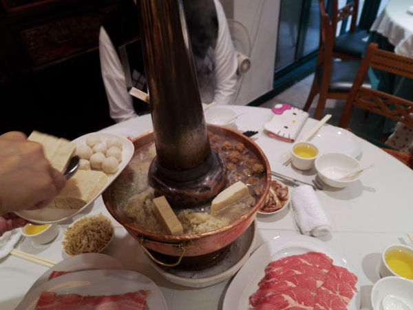 【台北 忠孝敦化站美食】圍爐酸菜白肉火鍋 @貝大小姐的多元心宇宙
