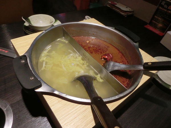 【新北 府中站美食】魔椒頂級鴛鴦鍋 @貝大小姐的多元心宇宙